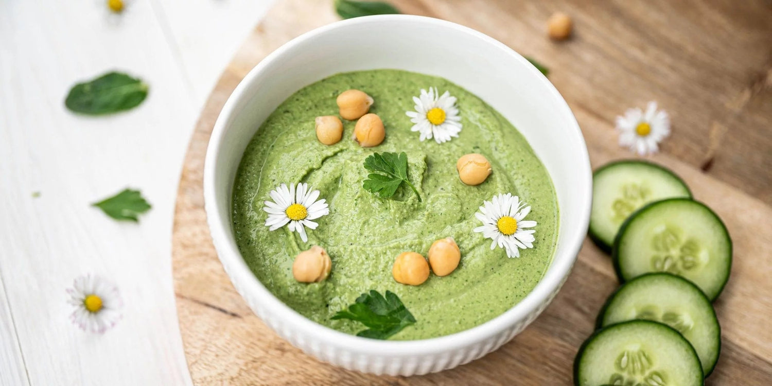 Rezept für frühlingshaften Hummus mit Kräutern. - Kurkraft