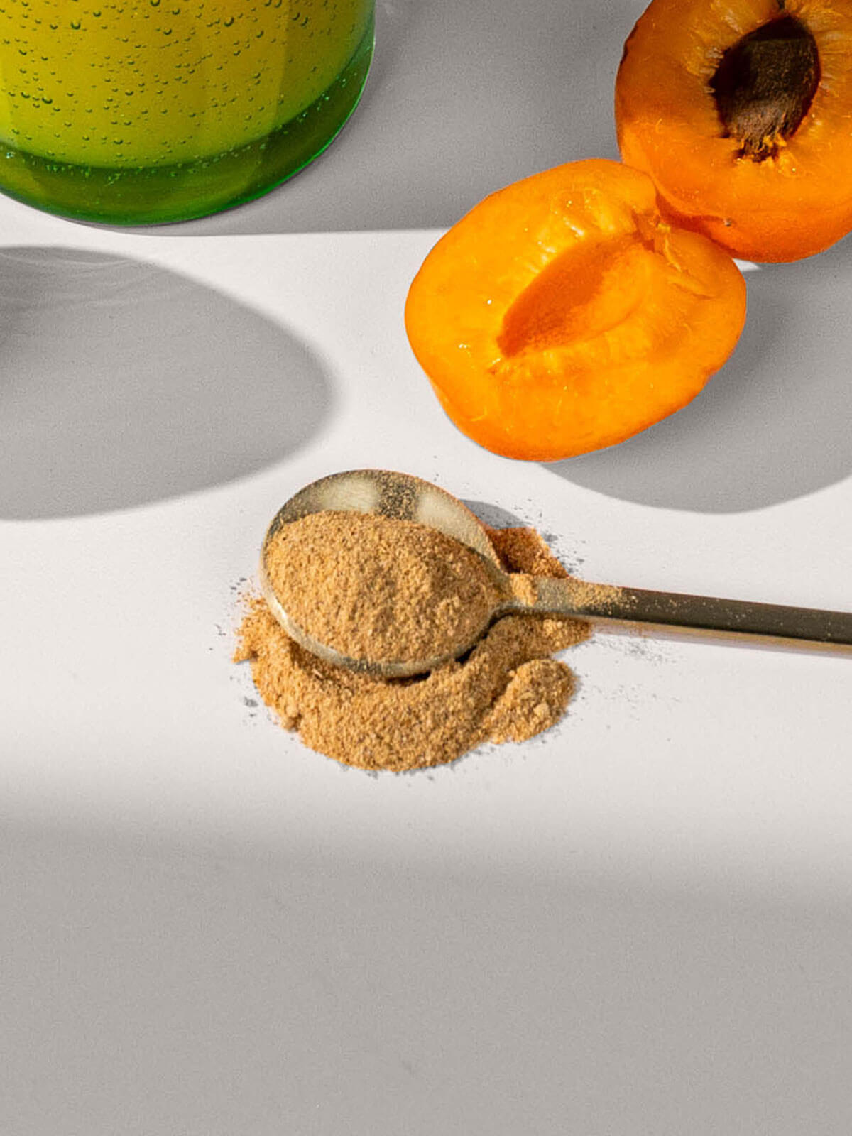 Shatavari Pulver im goldenen Löffel – natürliche Pflanzenkraft aus der ayurvedischen Tradition.