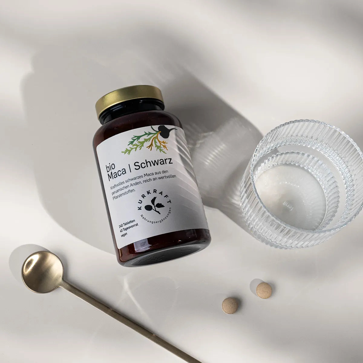 Sechs schwarze Maca-Tabletten als Tagesdosis, aufgeteilt auf morgens und mittags