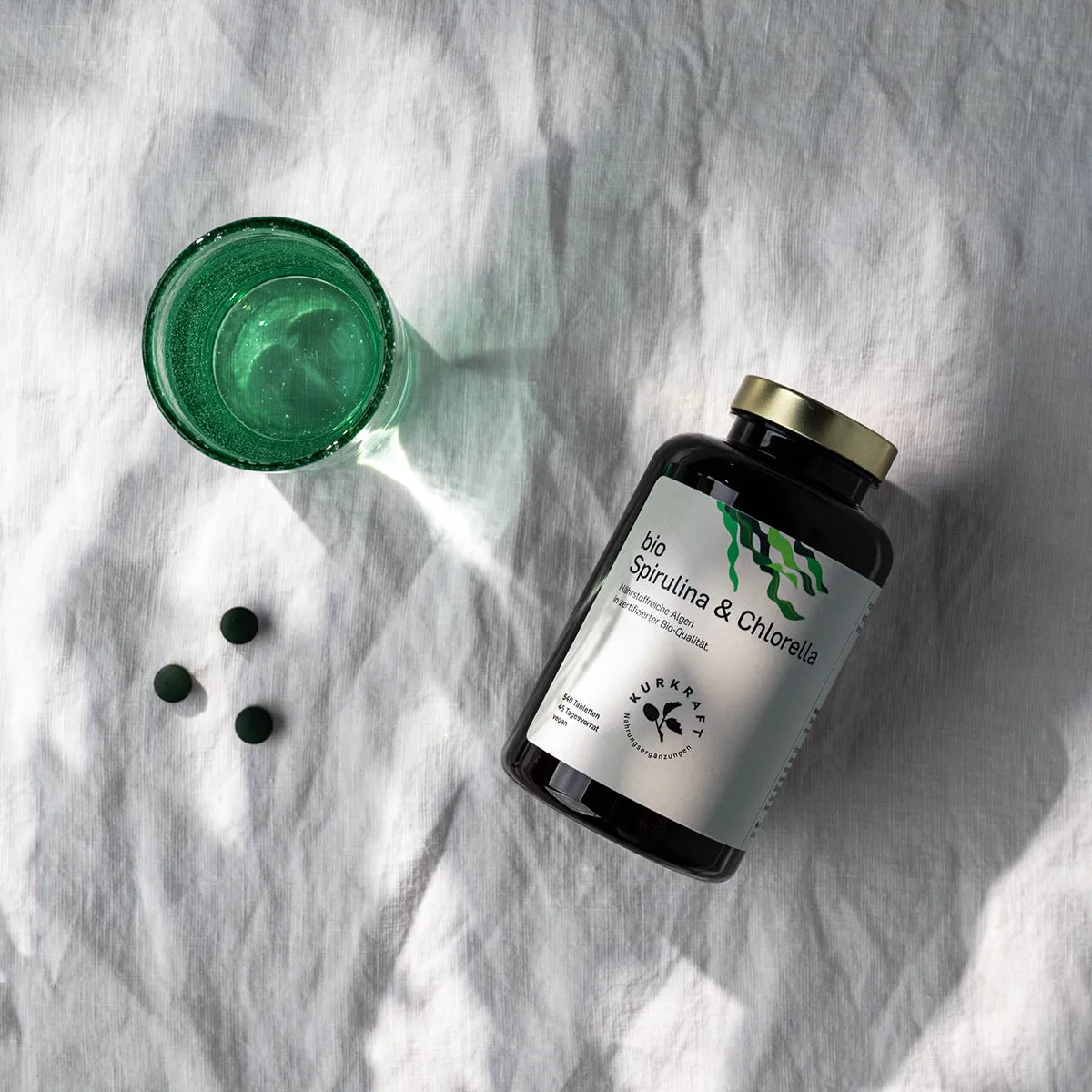 Blaugrüne Spirulina und tiefgrüne Chlorella – getrocknete Mikroalgen-Biomasse vor der Verpressung
