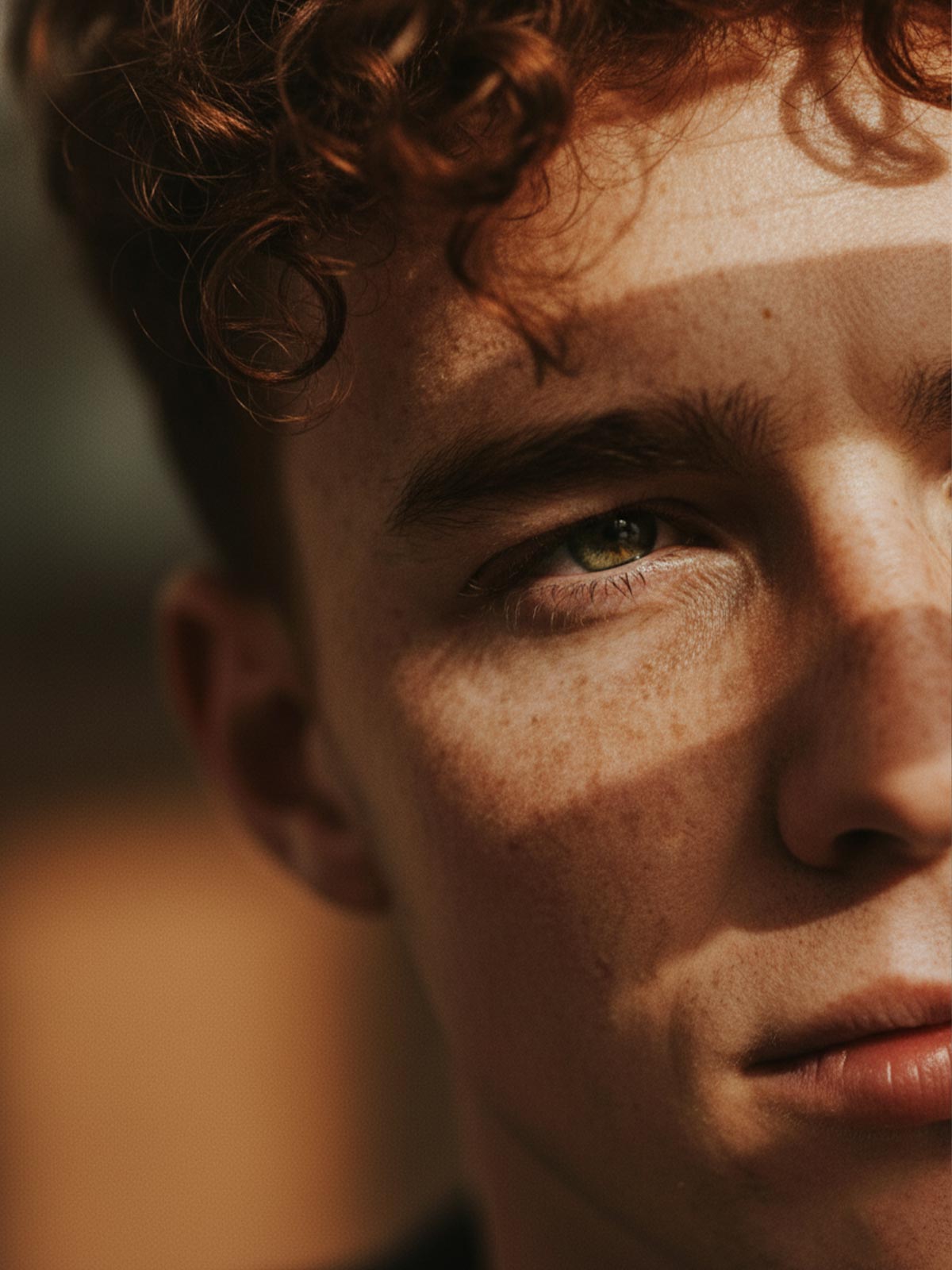 Nahaufnahme eines Gesichts im warmen Licht – Symbol für mentale Klarheit, Fokus und Konzentration mit Kurkraft Bio Brahmi Kapseln