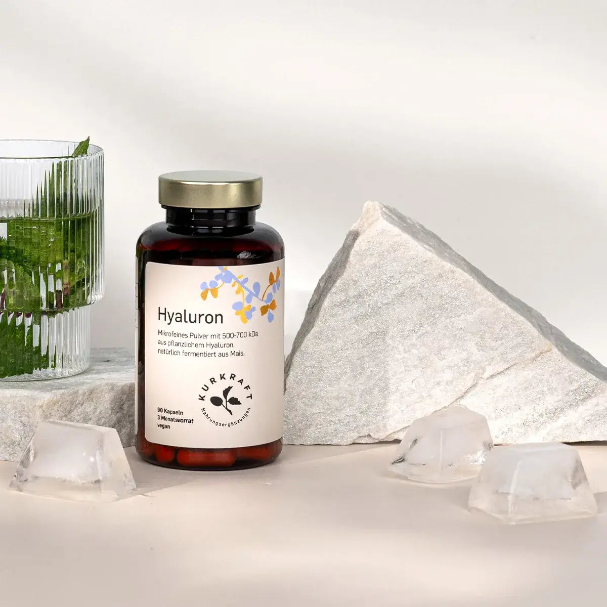 Feines weißes Hyaluron-Pulver und Maiskolben – Rohstoff aus pflanzlicher Fermentation