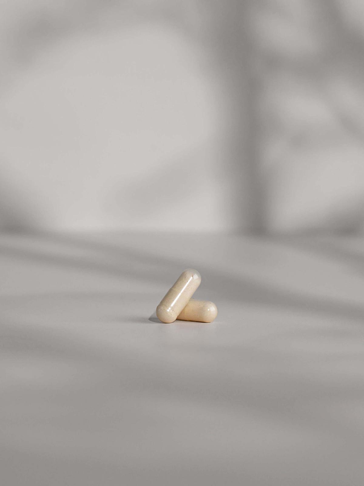 Zwei Kurkraft Bio Shatavari Kapseln auf hellem Hintergrund – natürliche Pflanzenkraft für hormonelles Gleichgewicht.