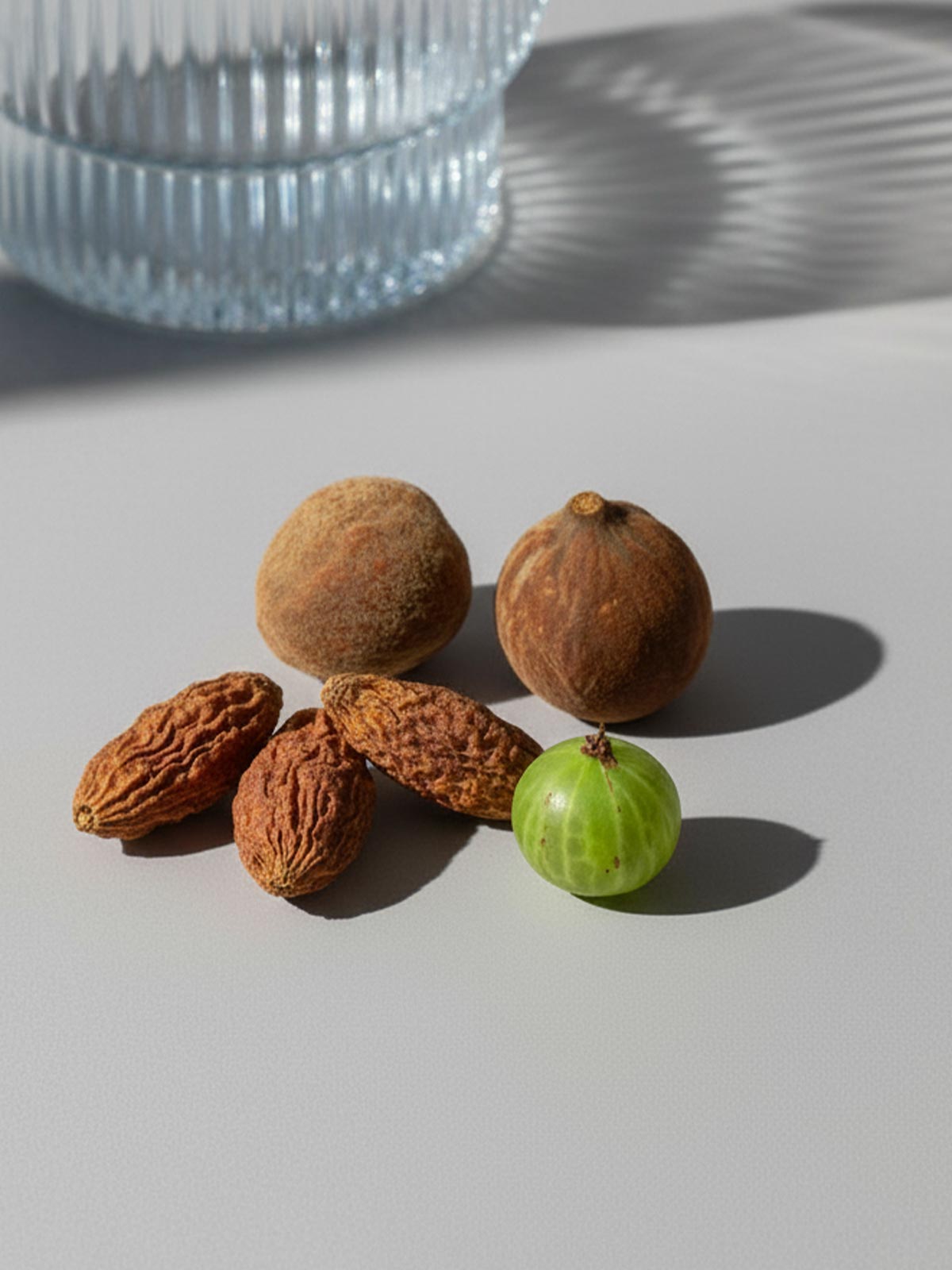 Getrocknete Triphala Früchte – Amalaki, Haritaki und Bibhitaki – natürliche Basis für Triphala Pulver von Kurkraft