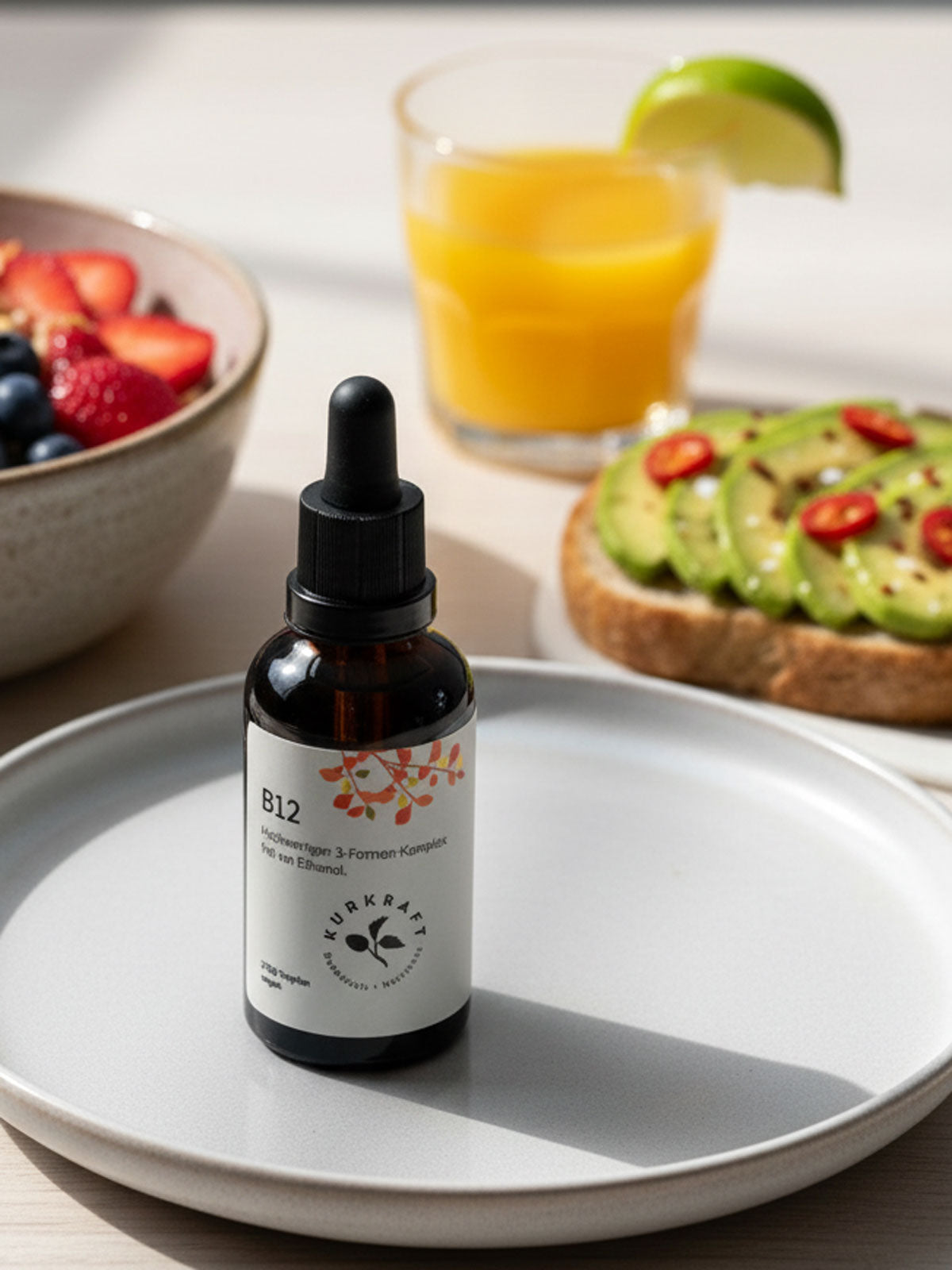 Vitamin-B12-Tropfen stehen auf einem Frühstückstisch