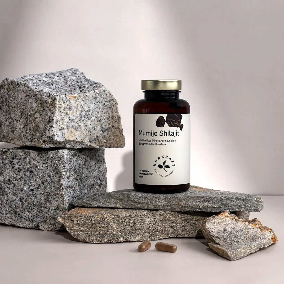 Shilajit-Rohstoff in Felsspalte im Hochgebirge, dunkle mineralisch-harzige Substanz