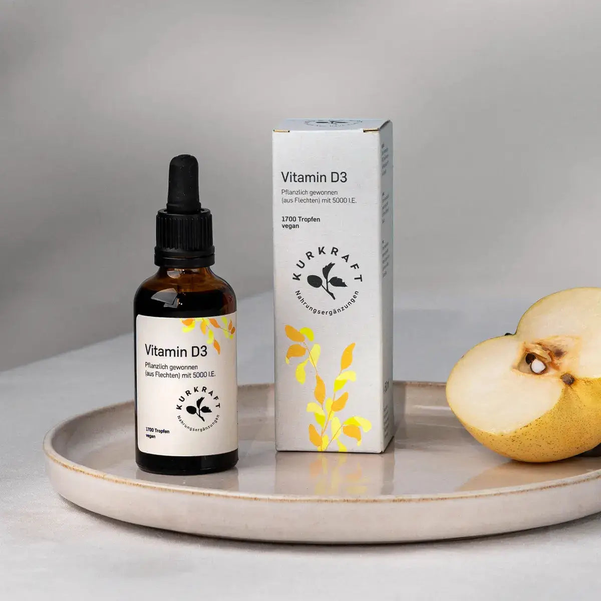 Glaspipette mit einem Tropfen Vitamin D3 in MCT-Kokosöl