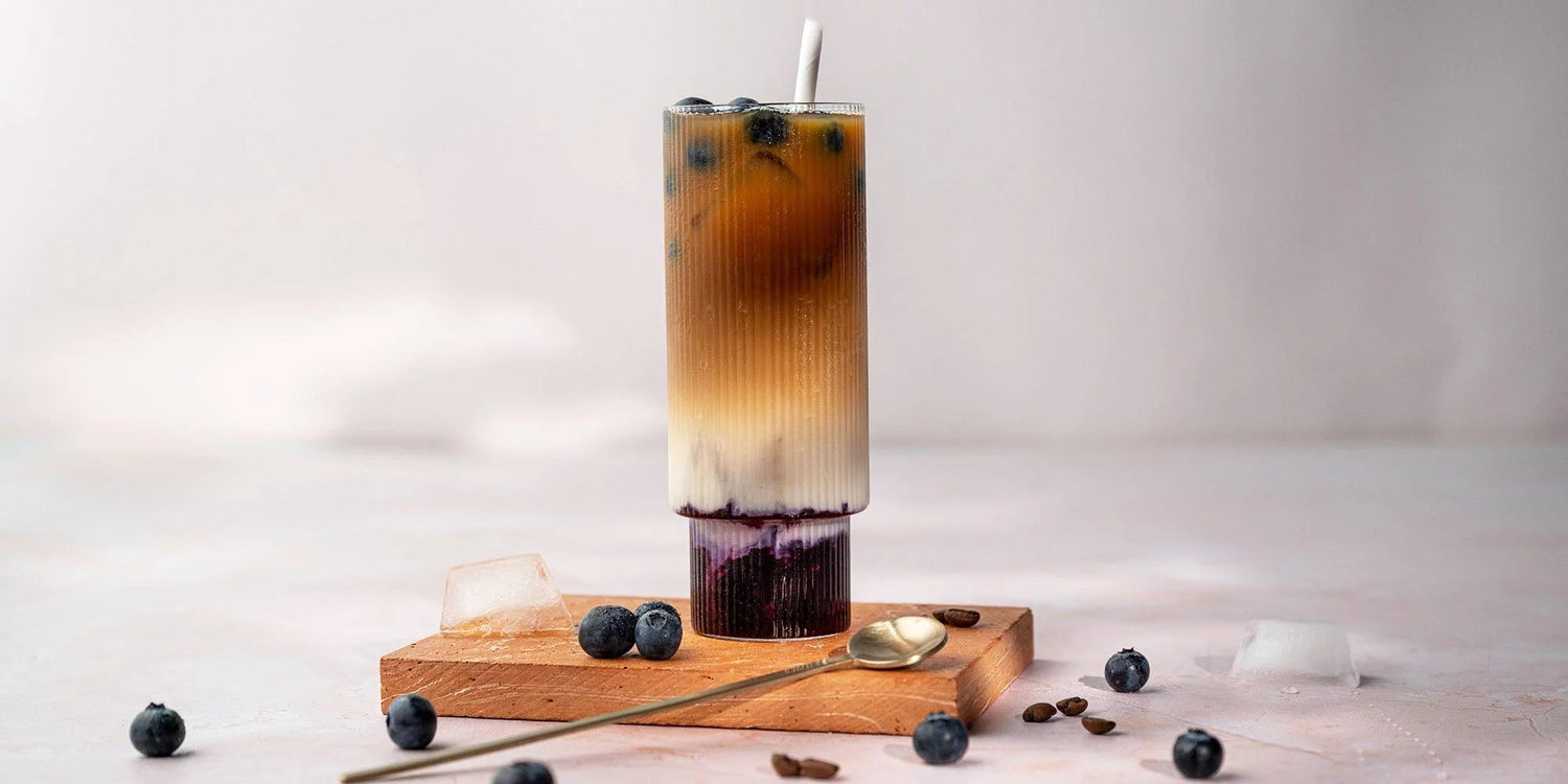 Rezept für Eiskaffee mit Blaubeersirup. - Kurkraft