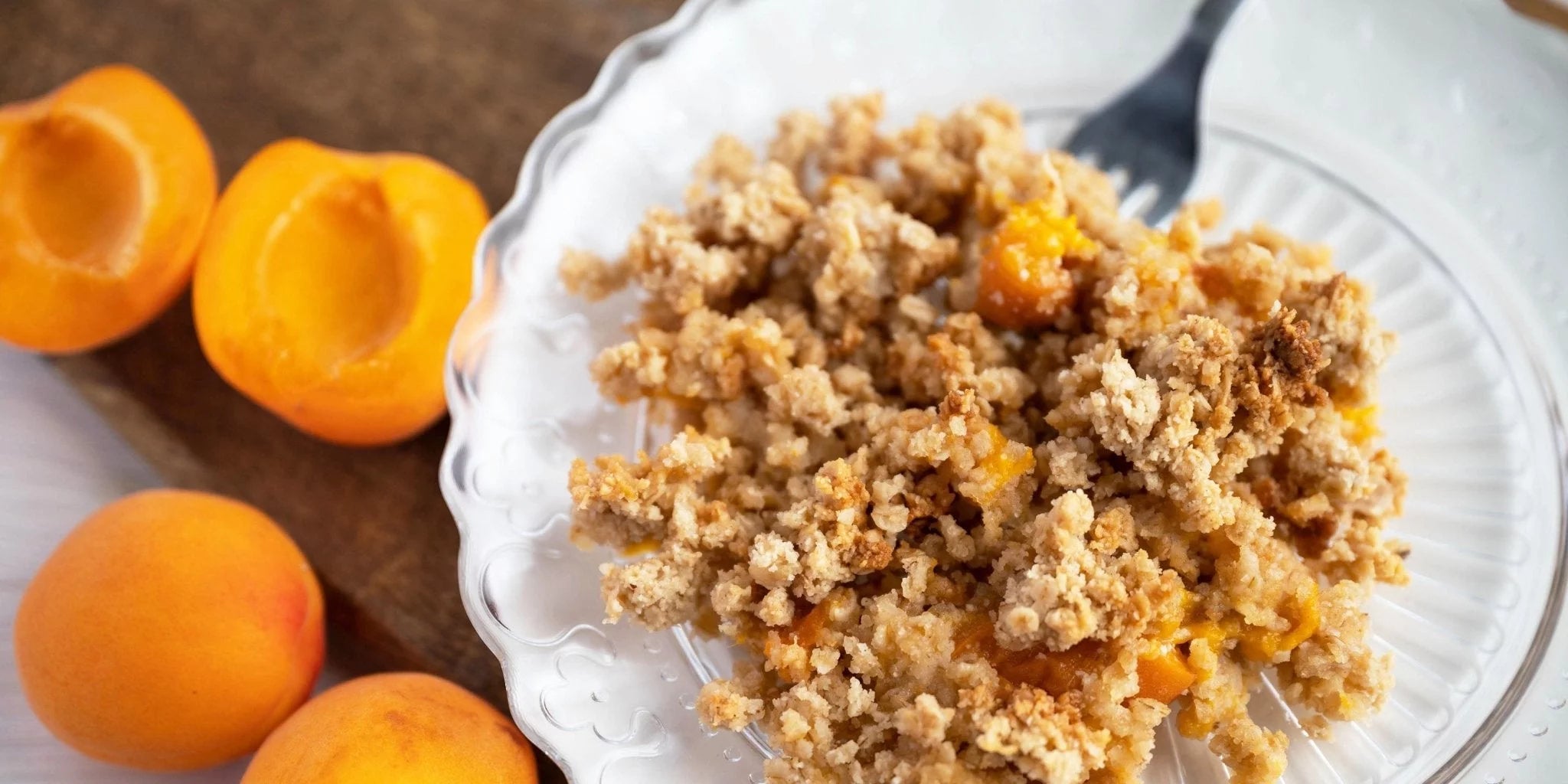 Rezept für fruchtiges und knuspriges Aprikosen-Crumble. - Kurkraft