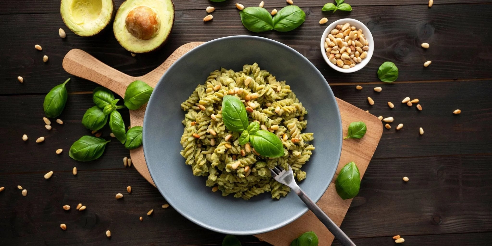 Rezept für grüne Avocadopasta mit Erbsennudeln. - Kurkraft