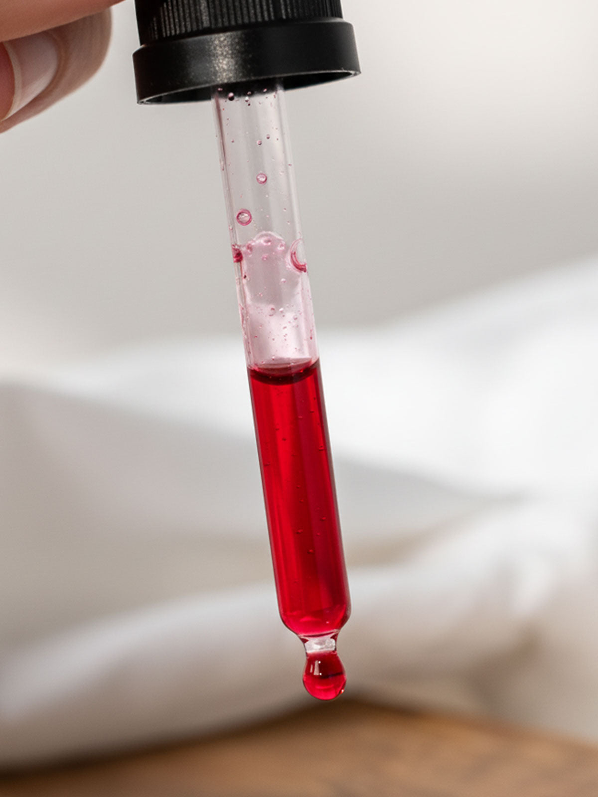 Nahaufnahme einer Glas-Pipette, gefüllt mit flüssigem Vitamin B12