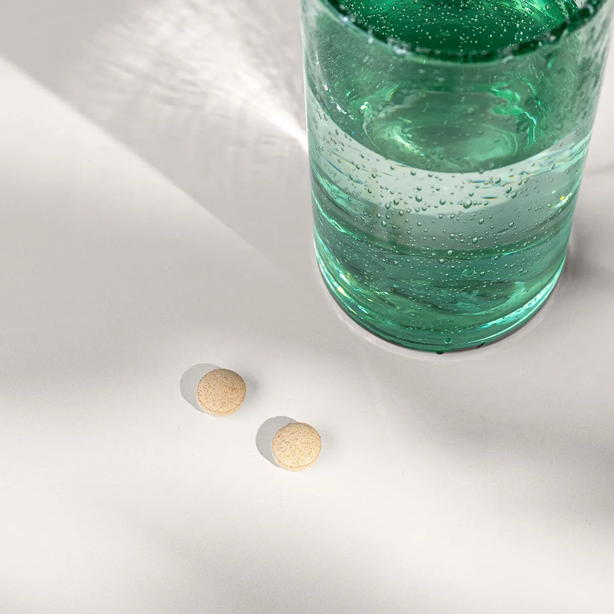 Bio Maca Gold Tabletten mit Wasserglas als Teil der Morgen- und Mittagsroutine