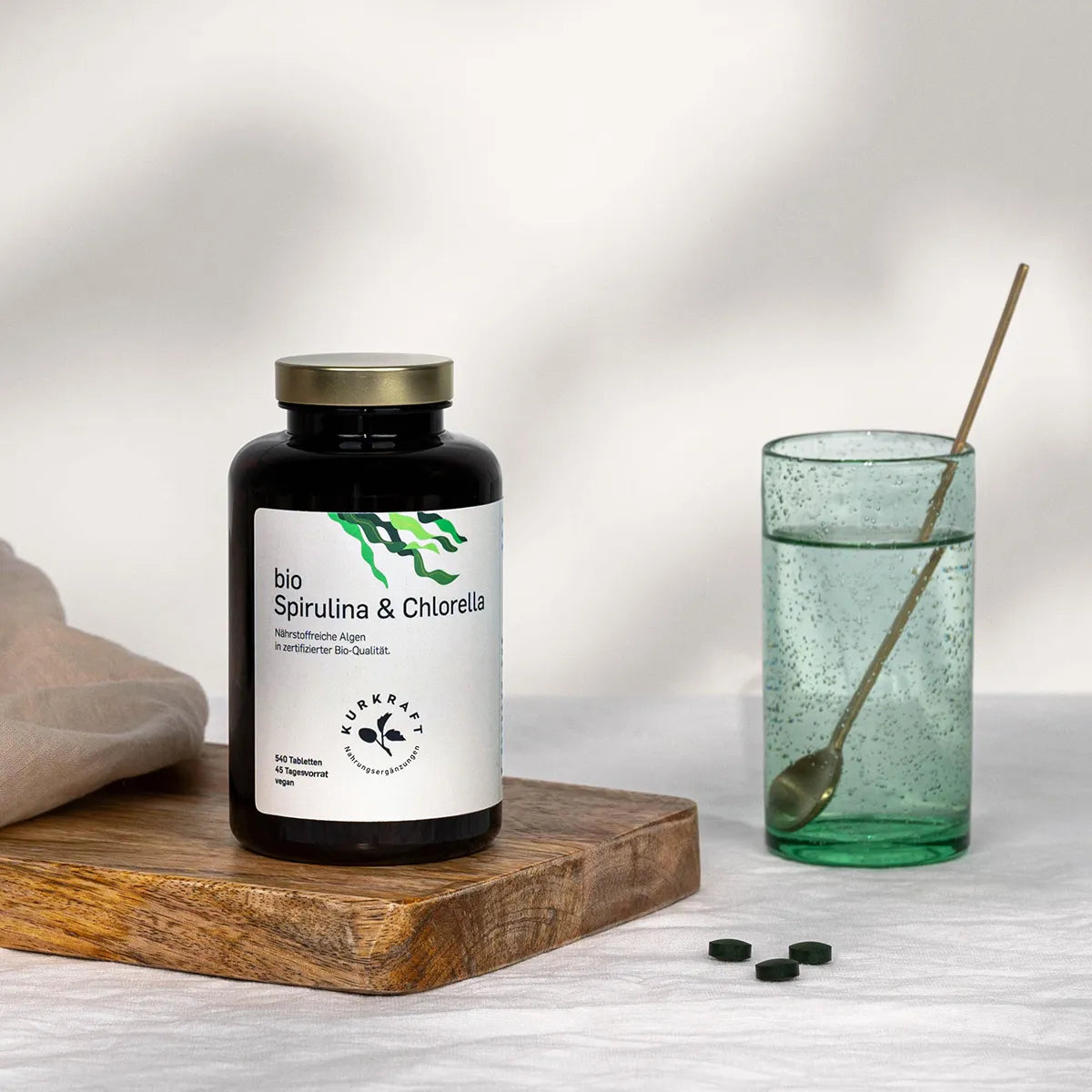 Tagesdosis Bio Spirulina Chlorella – zwölf Presslinge, aufgeteilt auf drei Portionen über den Tag