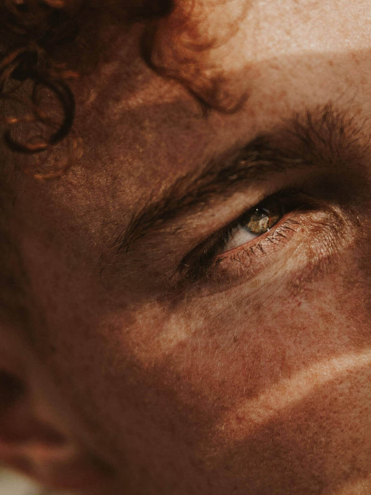 Nahaufnahme eines Auges im warmen Sonnenlicht – Sinnbild für Fokus und mentale Klarheit durch Bio Brahmi Kapseln