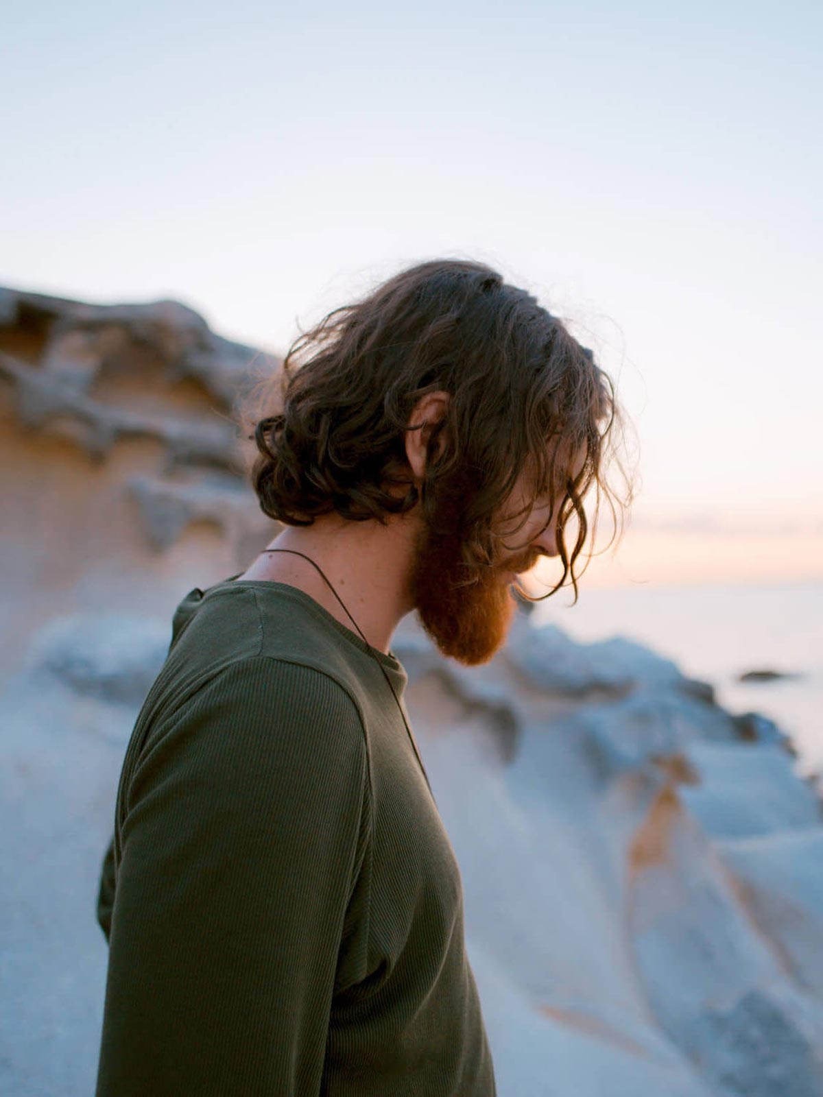 Mann in natürlicher Umgebung bei Sonnenuntergang – Symbol für Balance und Ausgeglichenheit mit Kurkraft Bio Shatavari Kapseln.