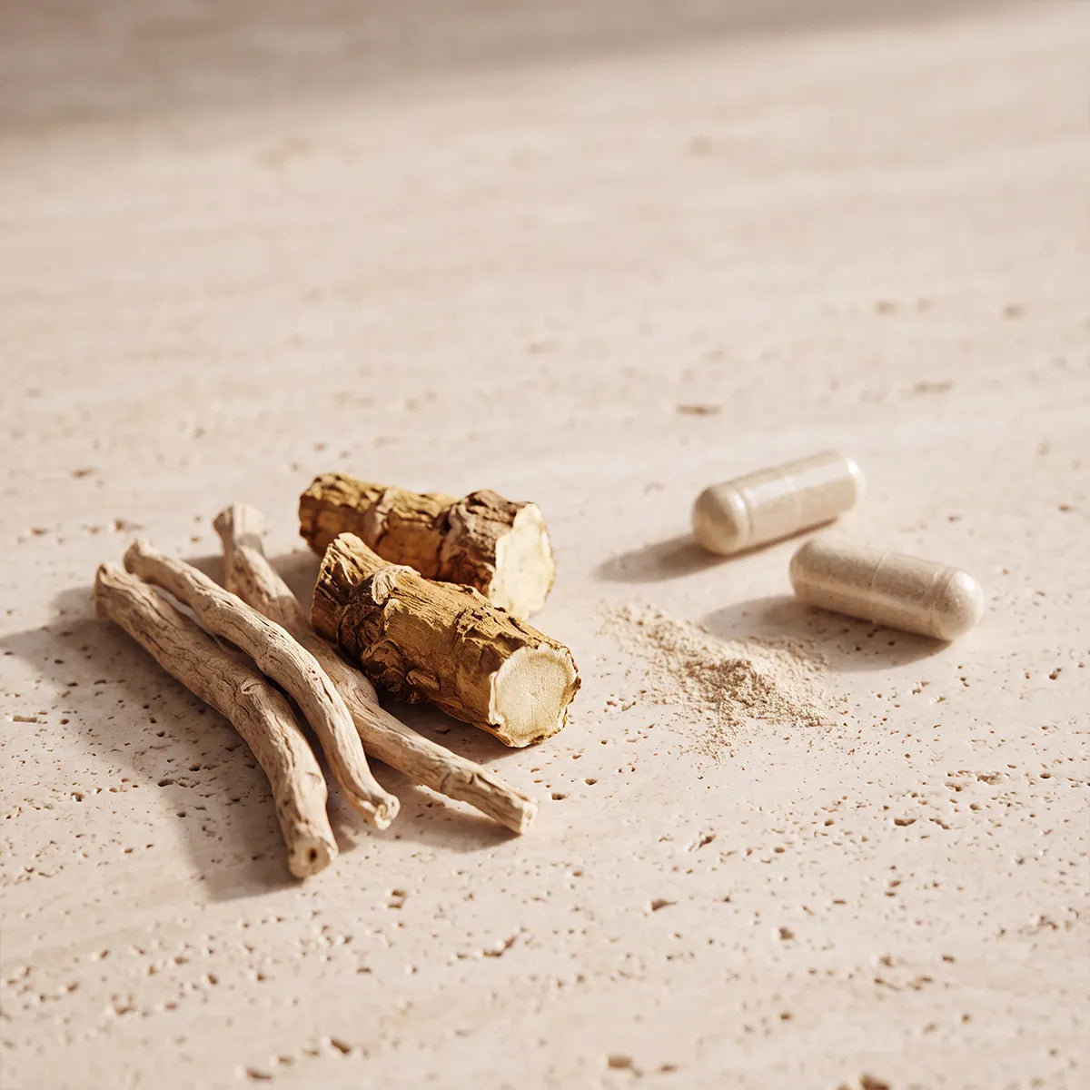 Ashwagandha-Wurzel und Rhodiola rosea neben der Braunglasflasche von erden.