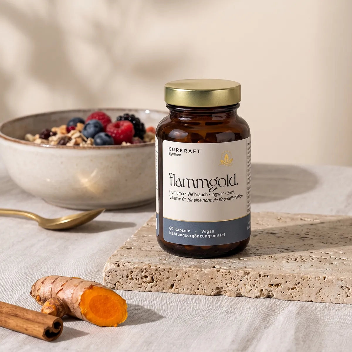 Kurkumawurzel und Boswellia-Harz neben der Braunglasflasche von flammgold.